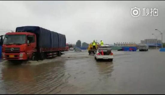 南陽突遭暴雨！多3d全息廣告機地被淹瞬間成“海”！